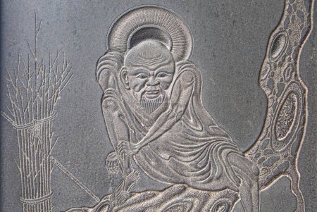 Großaufnahme von kunstvollen Kunstwerken am Wahrzeichen des Longshan-Tempels in Taipeh