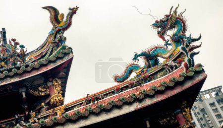 Extérieur et détails au temple bouddhiste Longshan à Taipei