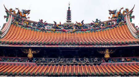 Extérieur et détails au temple bouddhiste Longshan à Taipei
