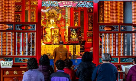 Menschen beten am Wahrzeichen des buddhistischen Tempels Longshan in Taipeh