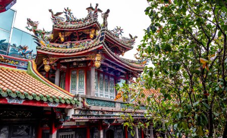 Außen und Details am Wahrzeichen des Longshan-Tempels in Taipeh