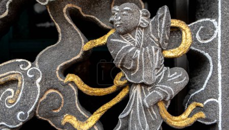 Großaufnahme von kunstvollen Kunstwerken am Wahrzeichen des Longshan-Tempels in Taipeh