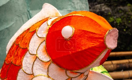 Großes Modell eines orangefarbenen Fisches am Wahrzeichen des Longshan-Tempels in Taipeh