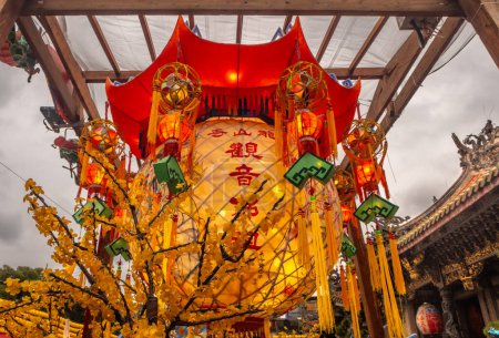Ornamentale Dekorationen am Wahrzeichen des Longshan-Tempels in Taipeh
