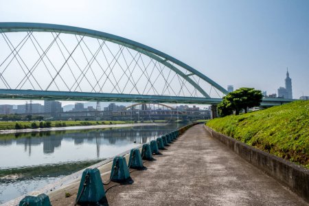 Sendero a lo largo del río Keelung con el Primer Puente MacArthur 