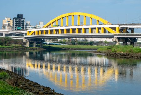 Primer puente MacArthur cruzando el río Keelung en Taipei