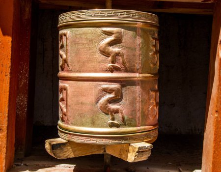 Nahaufnahme einer Gebetsmühle im buddhistischen Kloster Alchi Choskhor in Nordindien