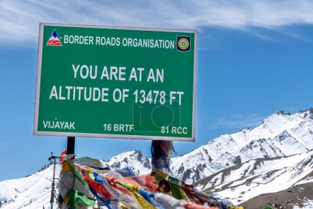 Grünes Schild markiert den Gipfel des Fotula-Passes auf Indiens National Highway One