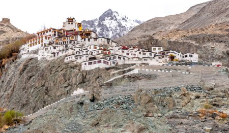 Histórico Monasterio Budista Diskit en el Valle de Nubra en el norte de la India Himalayas 