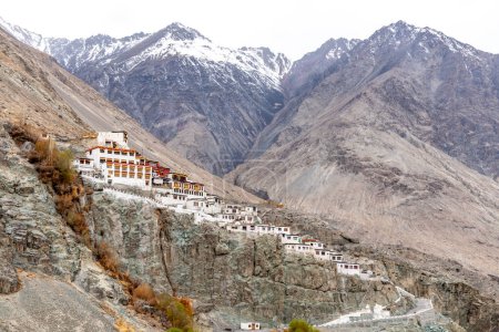 Foto de Histórico Monasterio Budista Diskit en el Valle de Nubra en el norte de la India Himalayas - Imagen libre de derechos