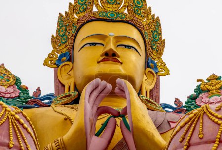 Foto de Gran estatua de Buda colorida en el histórico Monasterio Budista Diskit en el Valle Nubra en el norte de la India - Imagen libre de derechos