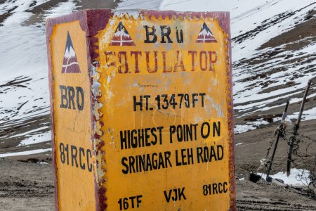 Wegweiser für den Fotula Pass auf dem Indian National Highway One in 13475 Fuß Höhe