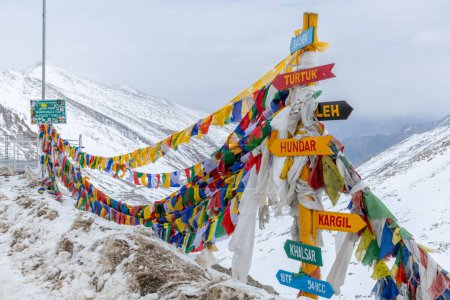 Sommet du col de Khardung La dans l'Himalaya, à 17 582 pieds l'une des routes les plus élevées du monde