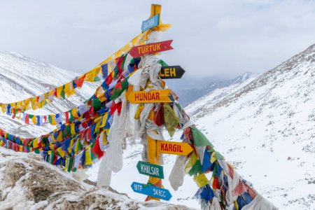 Gipfel des Khardung-La-Passes im Himalaya, eine der höchstgelegenen Straßen der Welt