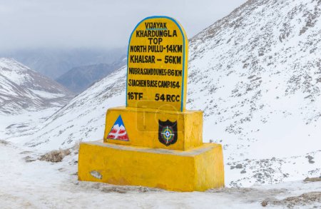 Gipfel des Khardung-La-Passes im Himalaya, eine der höchstgelegenen Straßen der Welt
