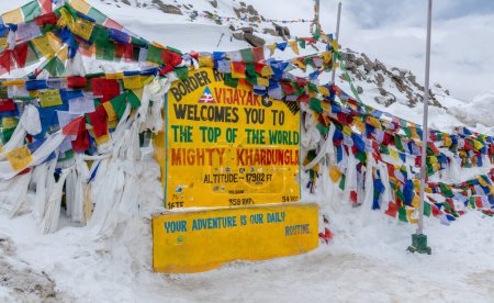 Sommet du col de Khardung La dans l'Himalaya, à 17 582 pieds l'une des routes les plus élevées du monde