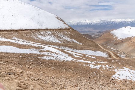 Camino de montaña que conduce a Khardung La Pass en los altos Himalayas indios