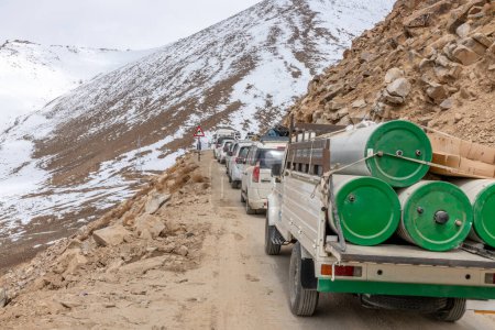 Camino de montaña que conduce a Khardung La Pass en los altos Himalayas indios