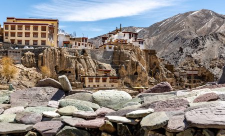 Coloridas piedras talladas cerca del Monasterio Budista Lamayuru en la región Ladakh del norte de la India