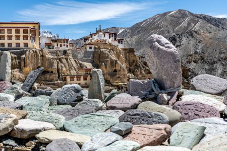 Bunte geschnitzte Steine in der Nähe des buddhistischen Lamayuru-Klosters in der nordindischen Region Ladakh