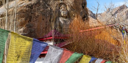 Monumento tallado Buda piedra en el Mulbekh Gompa cerca de Kargil en el norte de la India