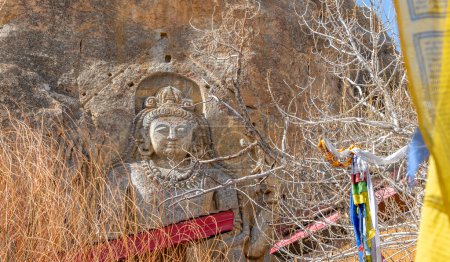 Wahrzeichen in Stein gehauener Buddha an der Mulbekh Gompa in der Nähe von Kargil in Nordindien