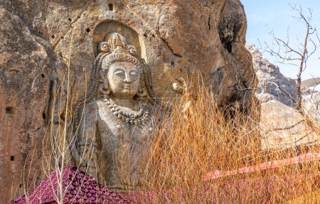 Bouddha en pierre sculptée au Mulbekh Gompa près de Kargil dans le nord de l'Inde