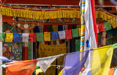 Drapeaux de prière colorés au Mulbekh Gompa dans le nord de l'Himalaya indien près de Kargil