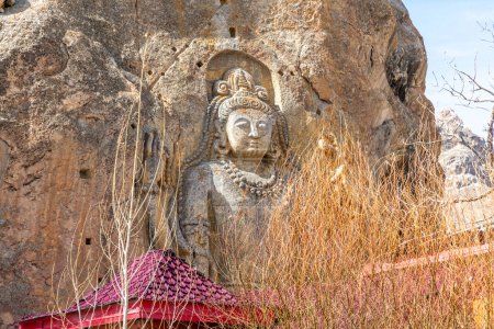 Bouddha en pierre sculptée au Mulbekh Gompa près de Kargil dans le nord de l'Inde