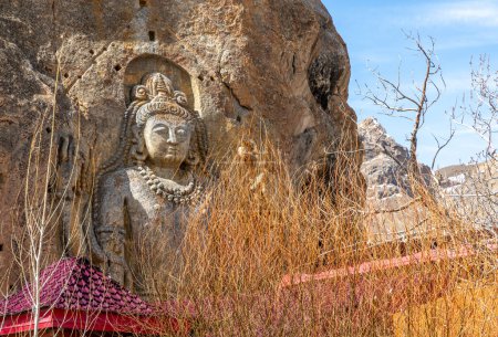 Monumento tallado Buda piedra en el Mulbekh Gompa cerca de Kargil en el norte de la India
