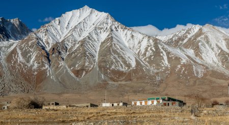Massiver Kangju Kangri im Karakorum-Gebirge des Himalaya nahe der Grenze zwischen Indien und Tibet in 22.064 Metern Höhe