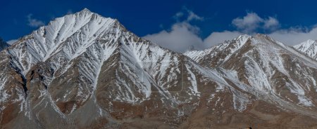 Kangju Kangri masivo en la cordillera Karakoram del Himalaya cerca de la frontera entre la India y el Tíbet a una elevación de 22.064
