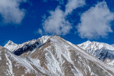 Massiver Kangju Kangri im Karakorum-Gebirge des Himalaya nahe der Grenze zwischen Indien und Tibet in 22.064 Metern Höhe