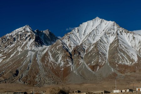 Massiver Kangju Kangri in 22.064 Metern Höhe und die Karakorum-Kette des Himalaya an der Grenze zwischen Indien und Tibet
