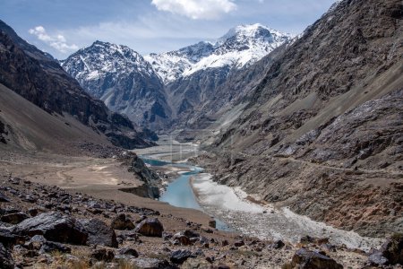 Foto de Aguas turquesas del río Shyok en el norte de la India cerca de la frontera con el Tíbet - Imagen libre de derechos