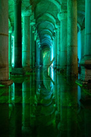 Cisterna Basílica después de la restauración en Estambul, Turquía.