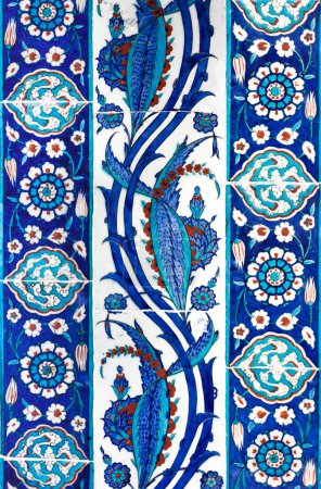 Téléchargez les photos : Carreaux turcs anciens faits à la main avec des motifs de fleurs bleues. - en image libre de droit