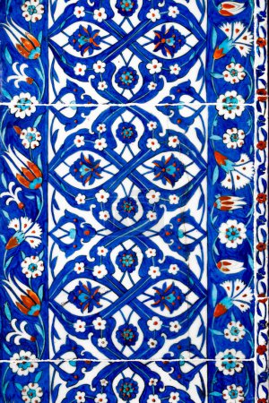 Téléchargez les photos : Ancien Ottoman carreaux faits à la main avec des motifs floraux. - en image libre de droit