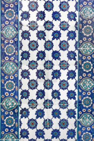 Téléchargez les photos : Ancien Ottoman Carreaux turcs faits à la main avec des motifs floraux de la mosquée Rustem Pasha à Istanbul, Turquie. - en image libre de droit