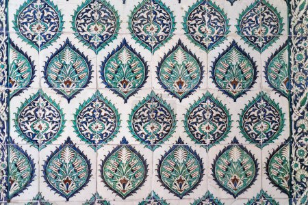Foto de Azulejos otomanos hechos a mano del Palacio Topkapi, del siglo XVI en Estambul, Turquía. 2022. - Imagen libre de derechos