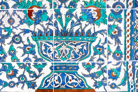 Téléchargez les photos : Carreaux de céramique peints à la main turque motif floral et vase Iznik du palais Topkapi à Istanbul, Turquie. - en image libre de droit