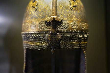 Téléchargez les photos : Casque de guerrier en acier ottoman du XVIe siècle au Musée du Palais Topkapi, Istanbul, Turquie. - en image libre de droit