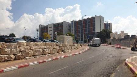 Téléchargez les photos : Ashkelon, Israël. 22 octobre 2023. L'hôpital Barzilai d'Ashkelon qui accueille toutes les personnes blessées de la frontière avec Gaza. Il a subi la destruction causée par les roquettes et les éclats d'obus. - en image libre de droit