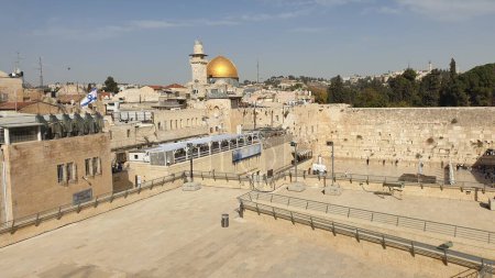Téléchargez les photos : JERUSALEM, ISRAEL. 23 octobre 2023. La vue sur le Mont du Temple : le mur occidental et Al Aqsa. Vue extérieure. - en image libre de droit