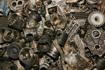 Téléchargez les photos : Aluminium mélangé provenant des déchets des moteurs automobiles pour recyclage. Gros plan. - en image libre de droit