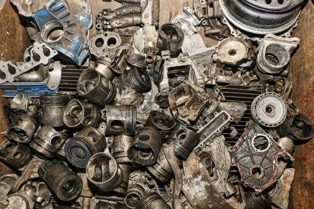 Téléchargez les photos : Aluminium mélangé provenant des déchets des moteurs automobiles pour recyclage. Gros plan. - en image libre de droit