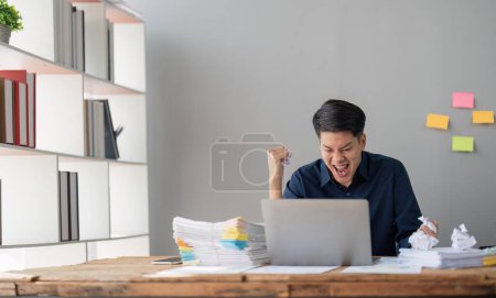 Téléchargez les photos : Successful Asian businessman achieving goals. Excited screaming with laptop. - en image libre de droit