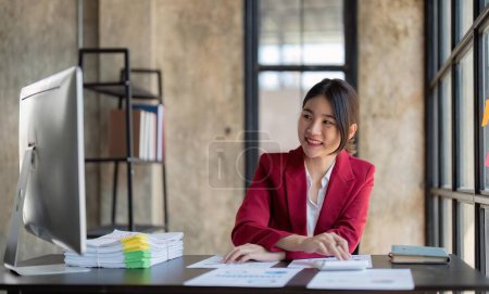 Téléchargez les photos : Femme d'affaires travaillant sur bureau avec l'aide d'une calculatrice pour calculer les chiffres, concept de comptabilité financière. - en image libre de droit