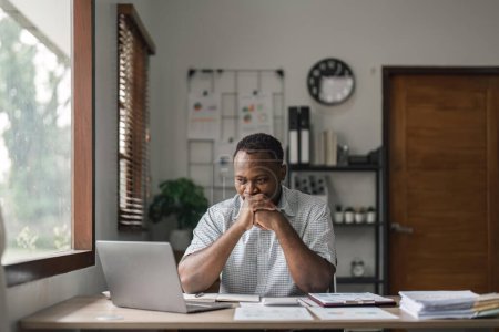 Téléchargez les photos : Fatigué déprimé ennuyé Africains homme d'affaires frustré par l'échec de l'entreprise. - en image libre de droit