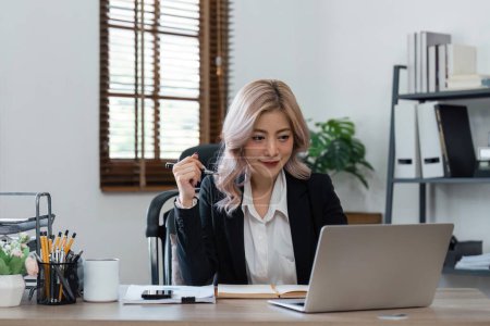Téléchargez les photos : Femme d'affaires travaillant sur ordinateur portable au bureau
. - en image libre de droit